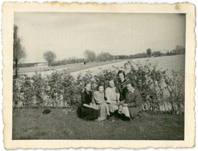 Pierwsza z lewej: Janina Kot; z koleżankami na placu szkolnym. Z tyłu widać żywopłot sadzony przez młodzież szkolną.