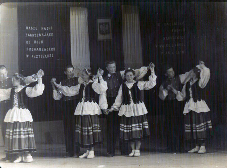 Zdjęcie zespołu szkolnego z Technikum Rolniczo-Pszczelarskiego w Pszczelej Woli. Druga z lewej – Janina Kot.